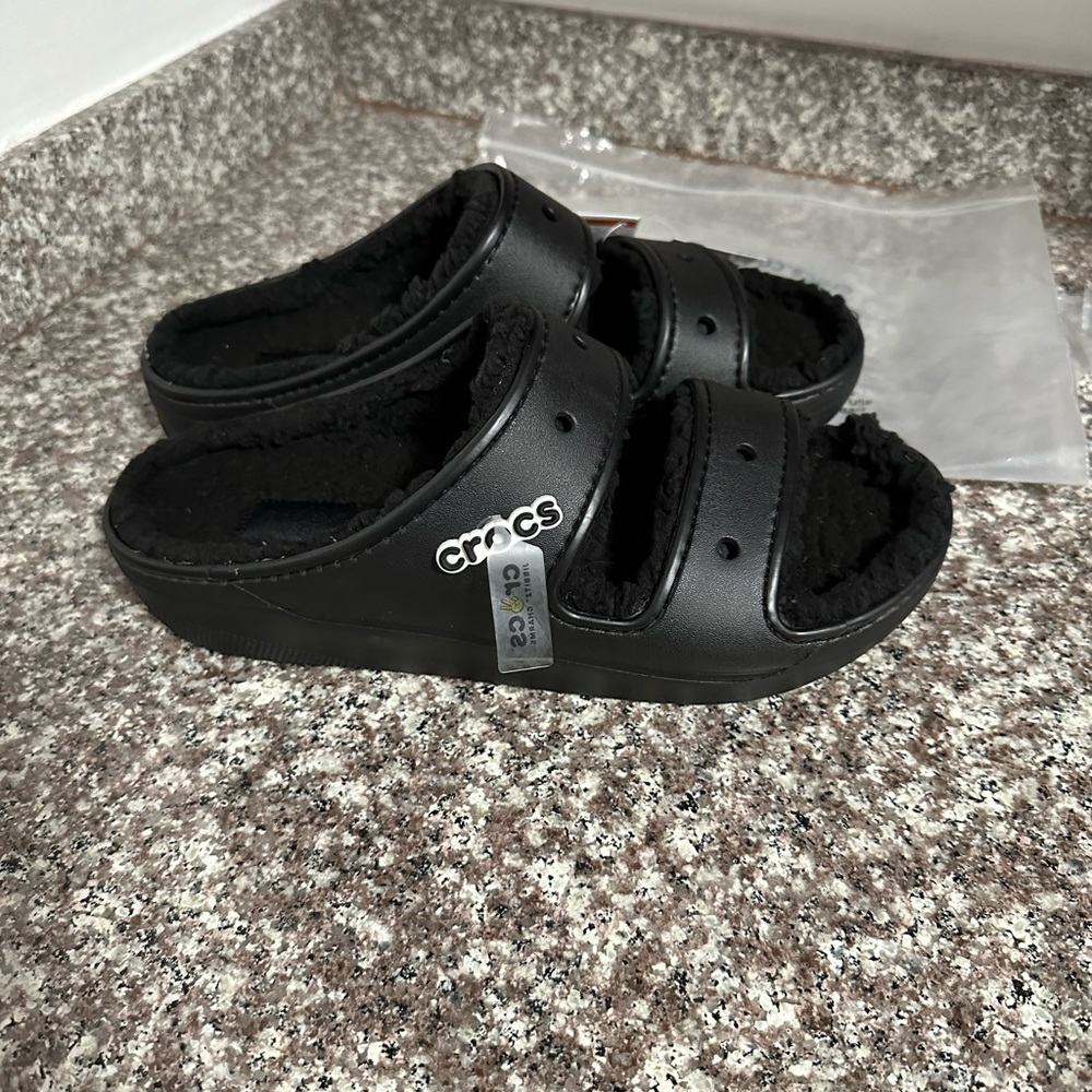 Crocs classic cozzzy sandal men’s